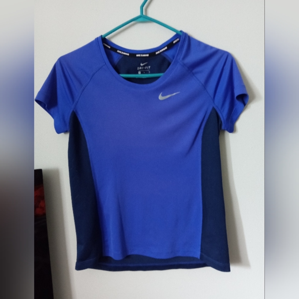 Nike Women's Blue Dri-FIT Top Size Medium